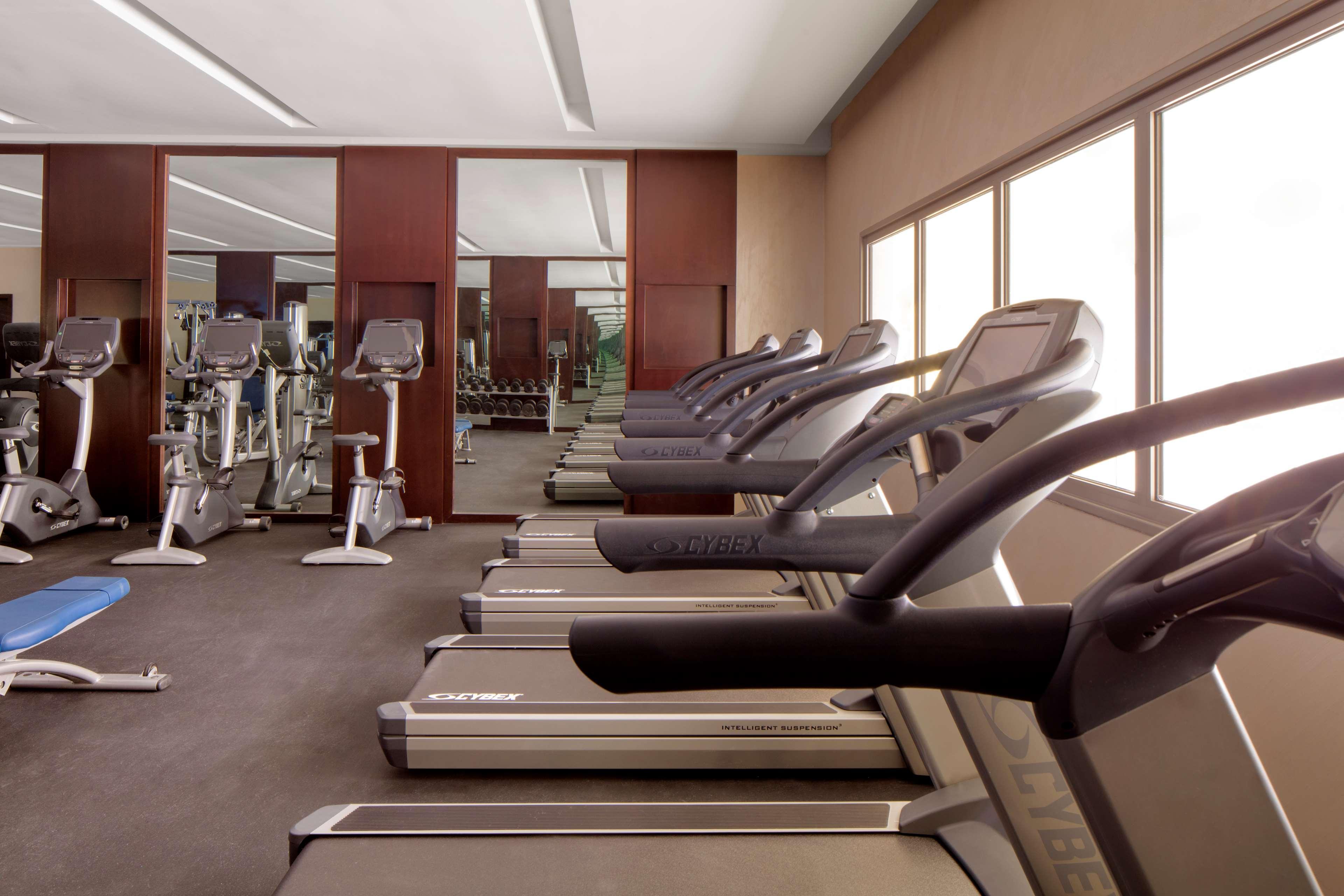 Radisson Blu Hotel & Resort, Sohar Exteriör bild The gym at the hotel