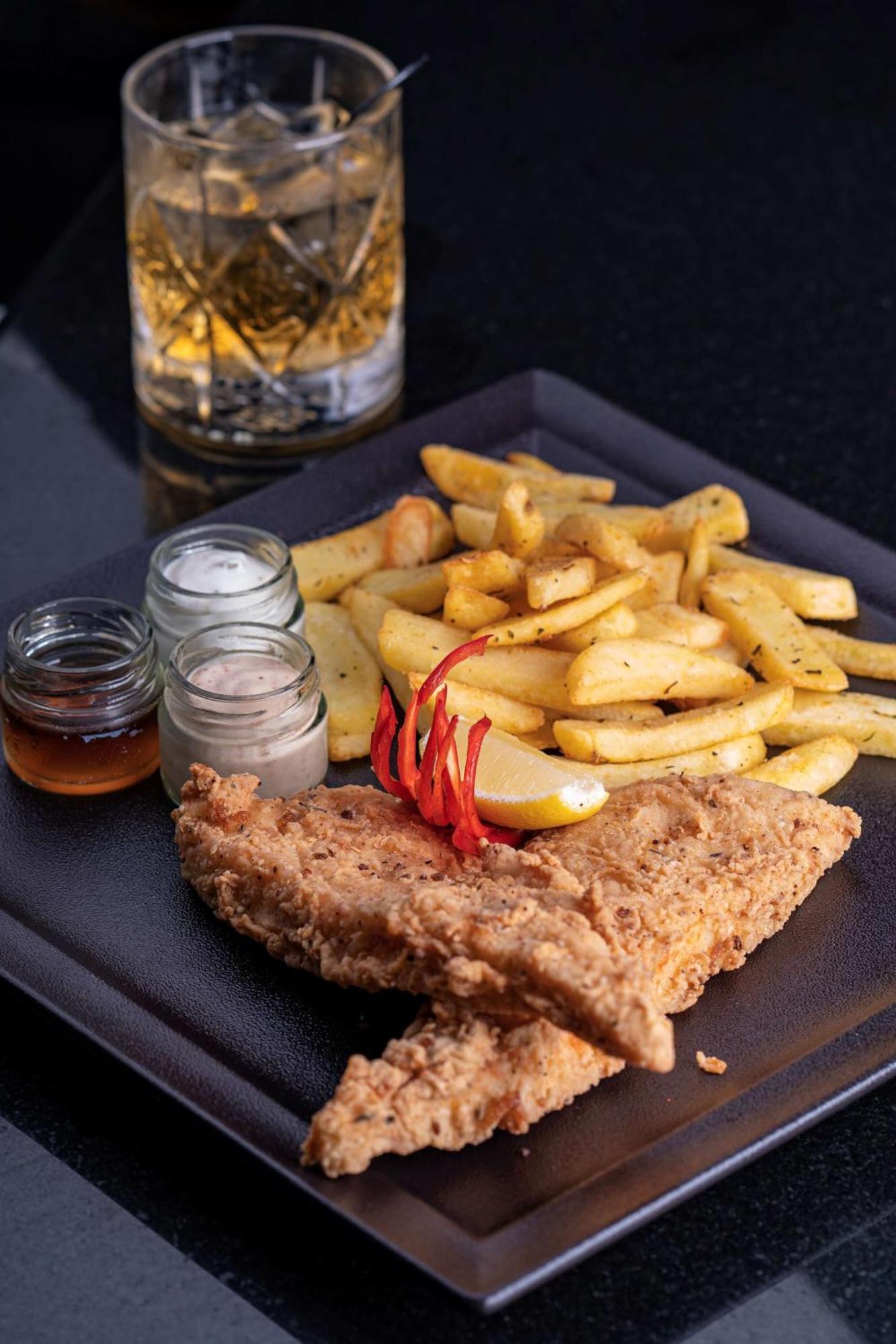 Radisson Blu Hotel & Resort, Sohar Exteriör bild Schnitzel with chips