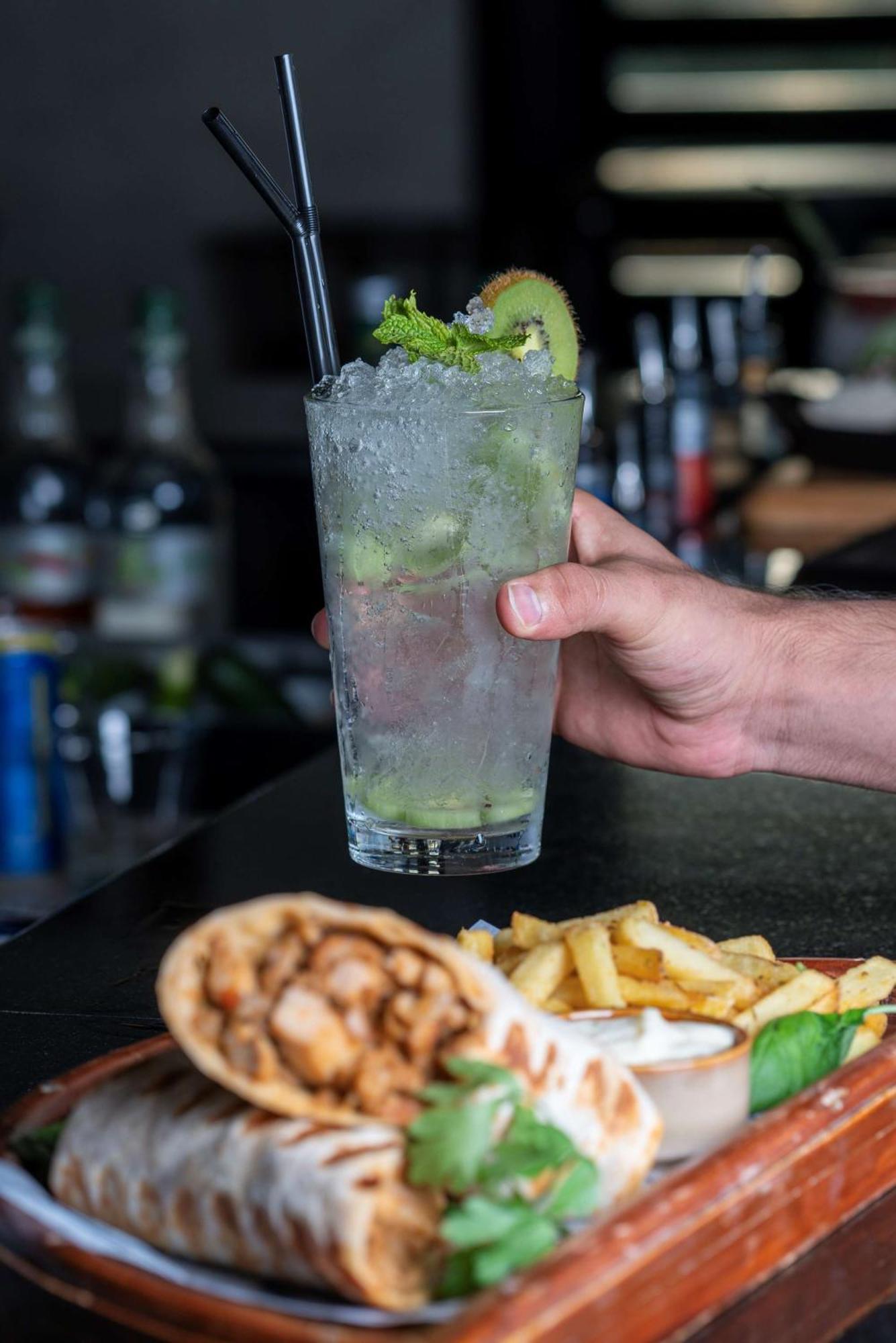 Radisson Blu Hotel & Resort, Sohar Exteriör bild A caipirinha