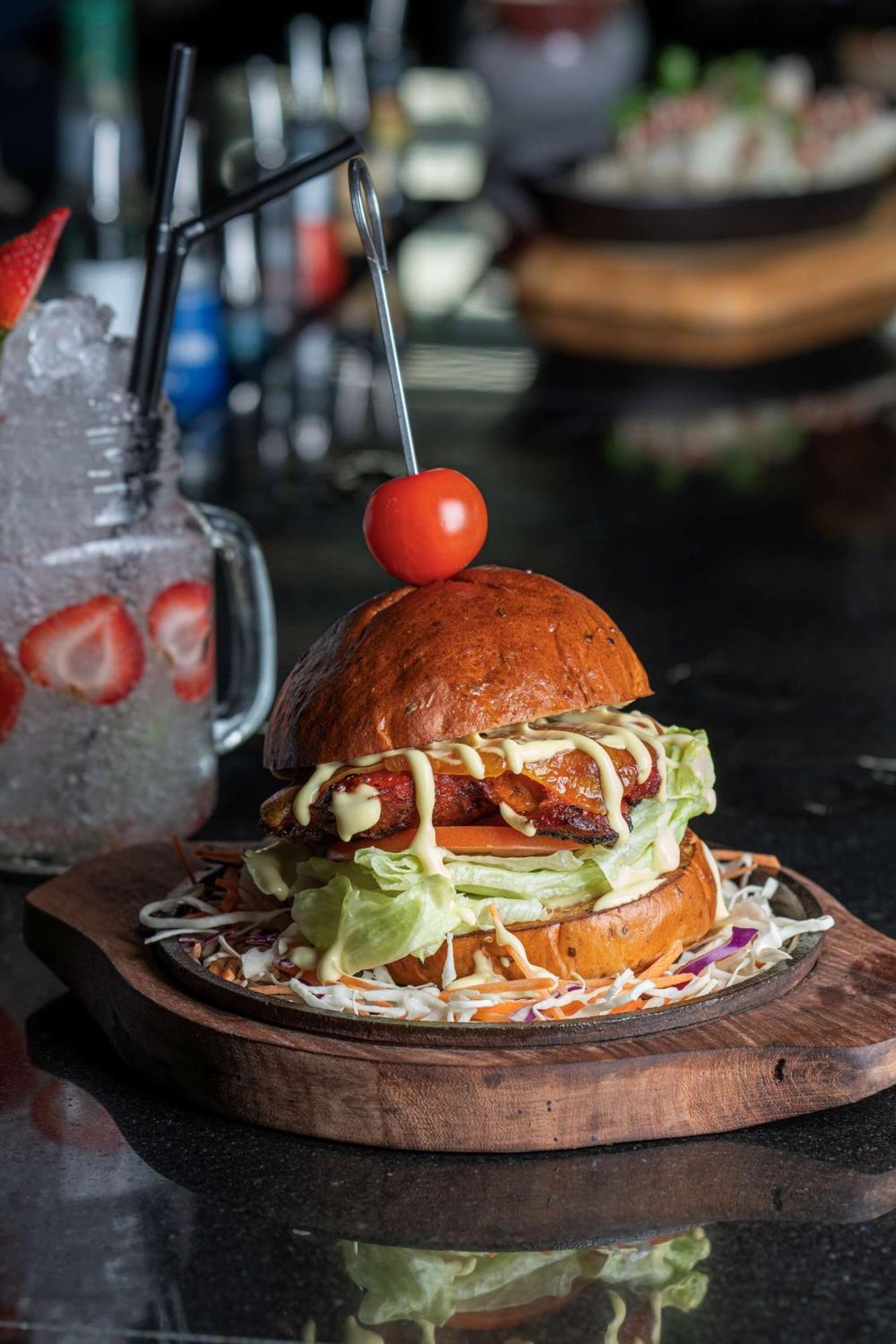 Radisson Blu Hotel & Resort, Sohar Exteriör bild A burger