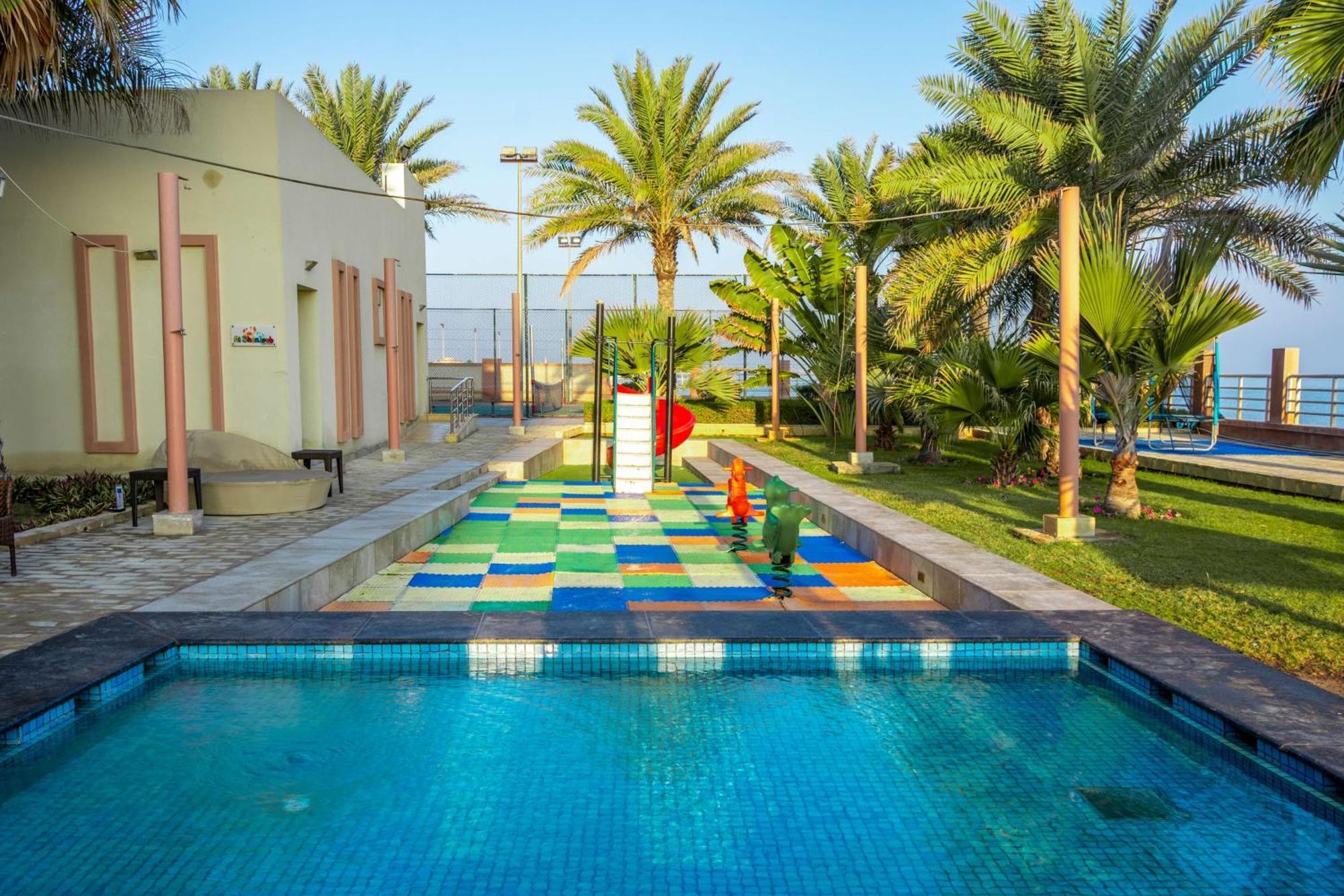 Radisson Blu Hotel & Resort, Sohar Exteriör bild The swimming pool at the Al-Jaish Club