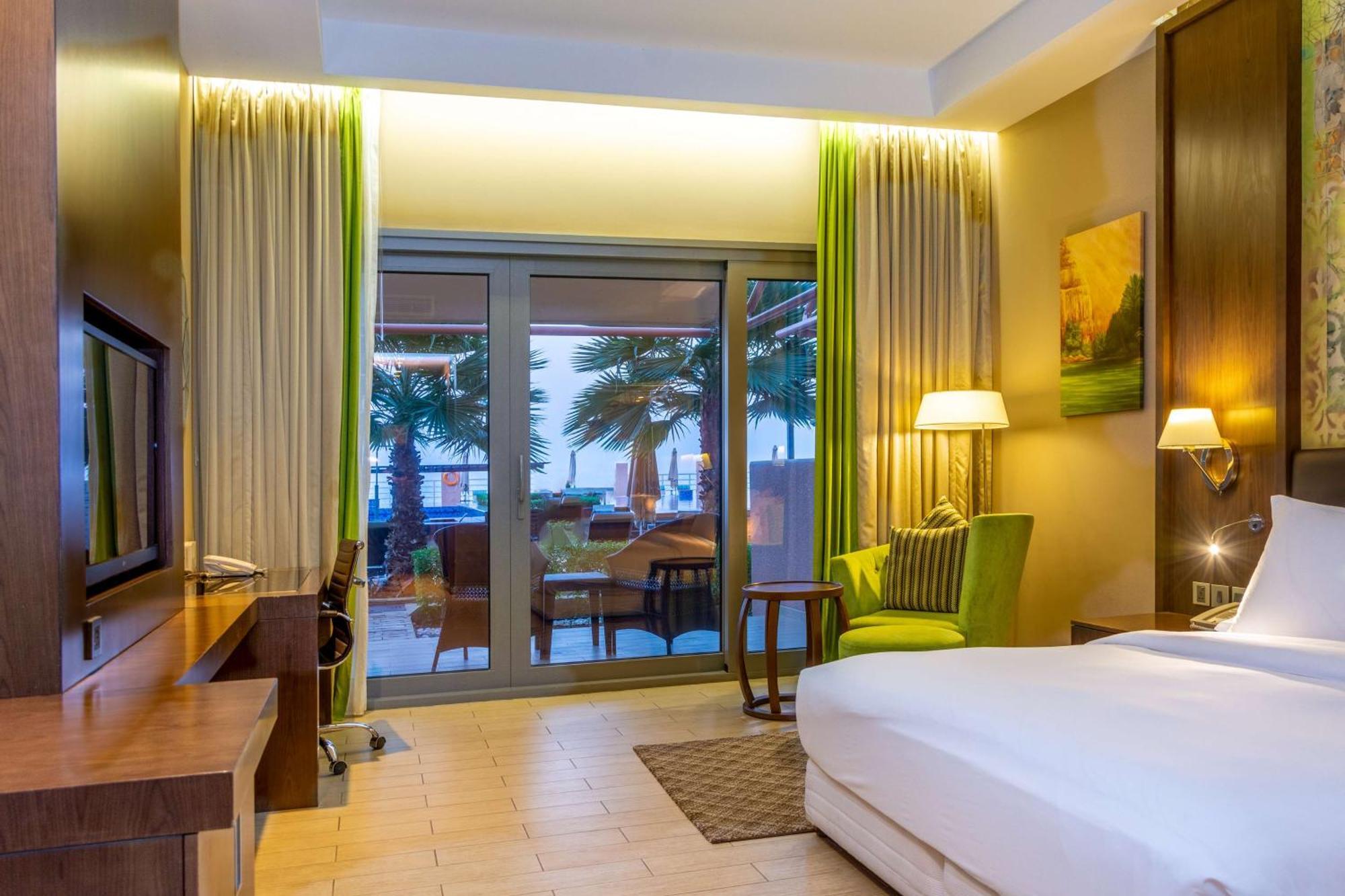 Radisson Blu Hotel & Resort, Sohar Exteriör bild Deluxe Room