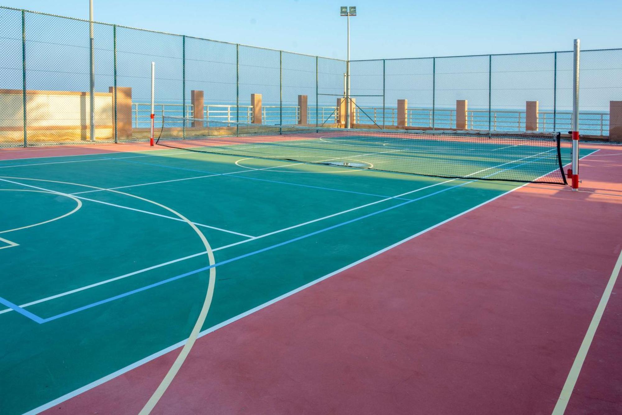 Radisson Blu Hotel & Resort, Sohar Exteriör bild A paddle tennis court