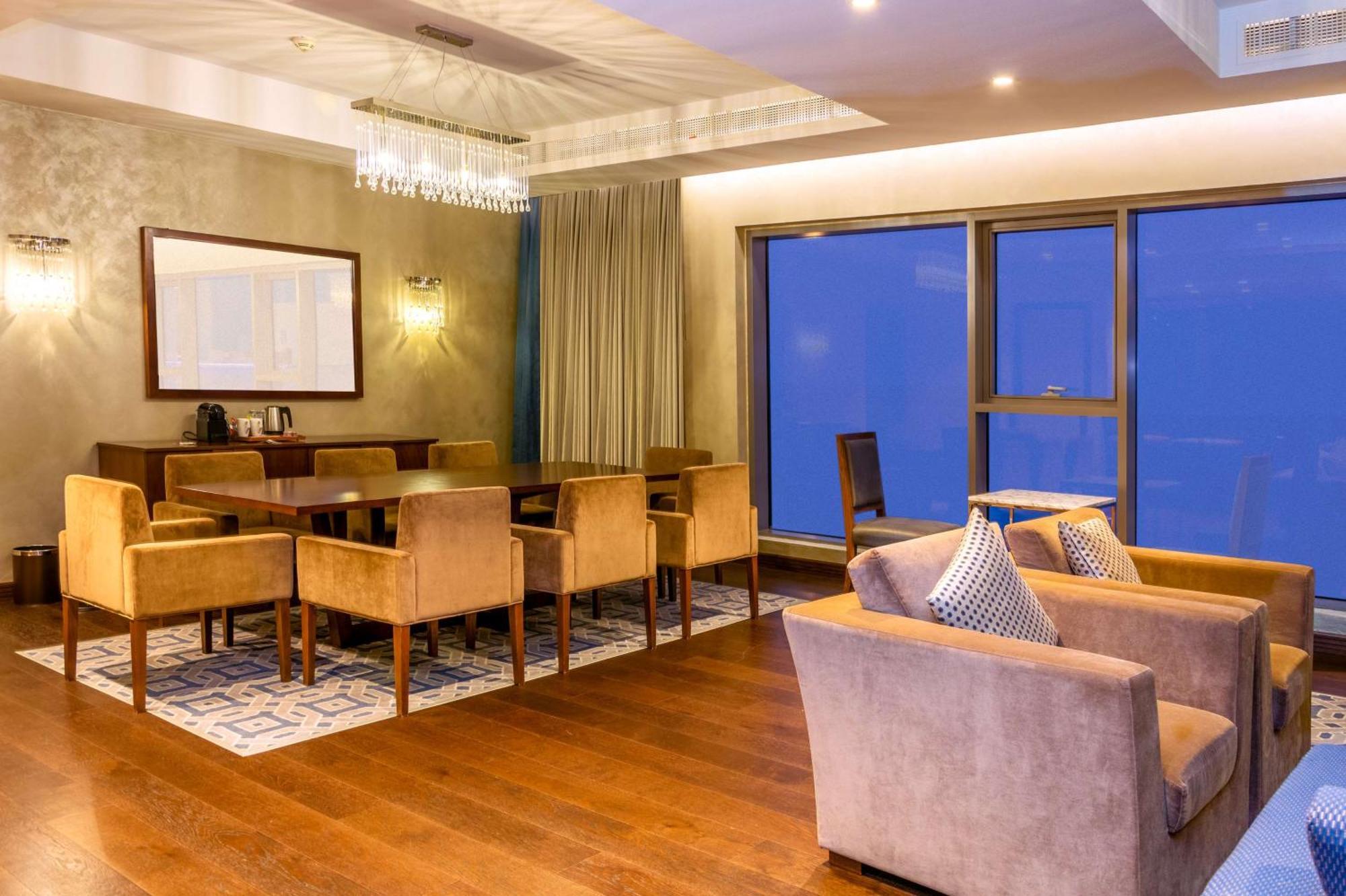 Radisson Blu Hotel & Resort, Sohar Exteriör bild Club Lounge at the 39th floor