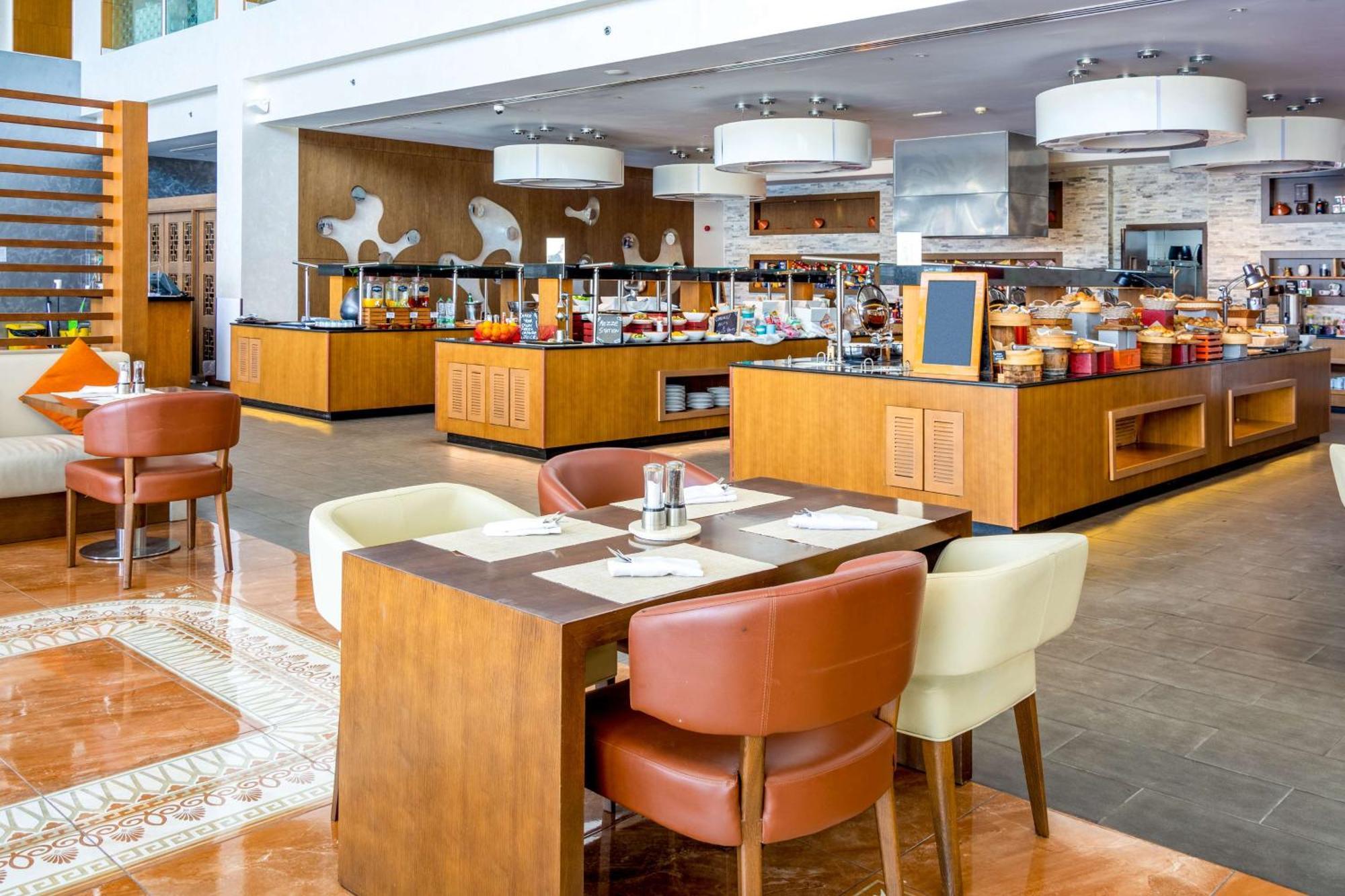 Radisson Blu Hotel & Resort, Sohar Exteriör bild The restaurant at the airport
