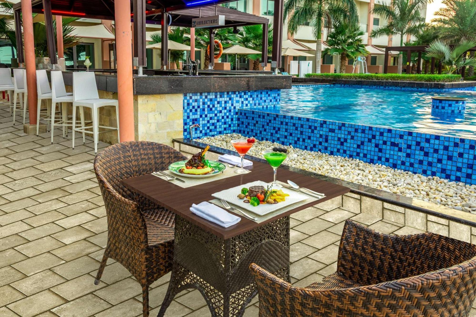 Radisson Blu Hotel & Resort, Sohar Exteriör bild The swimming pool at the hotel