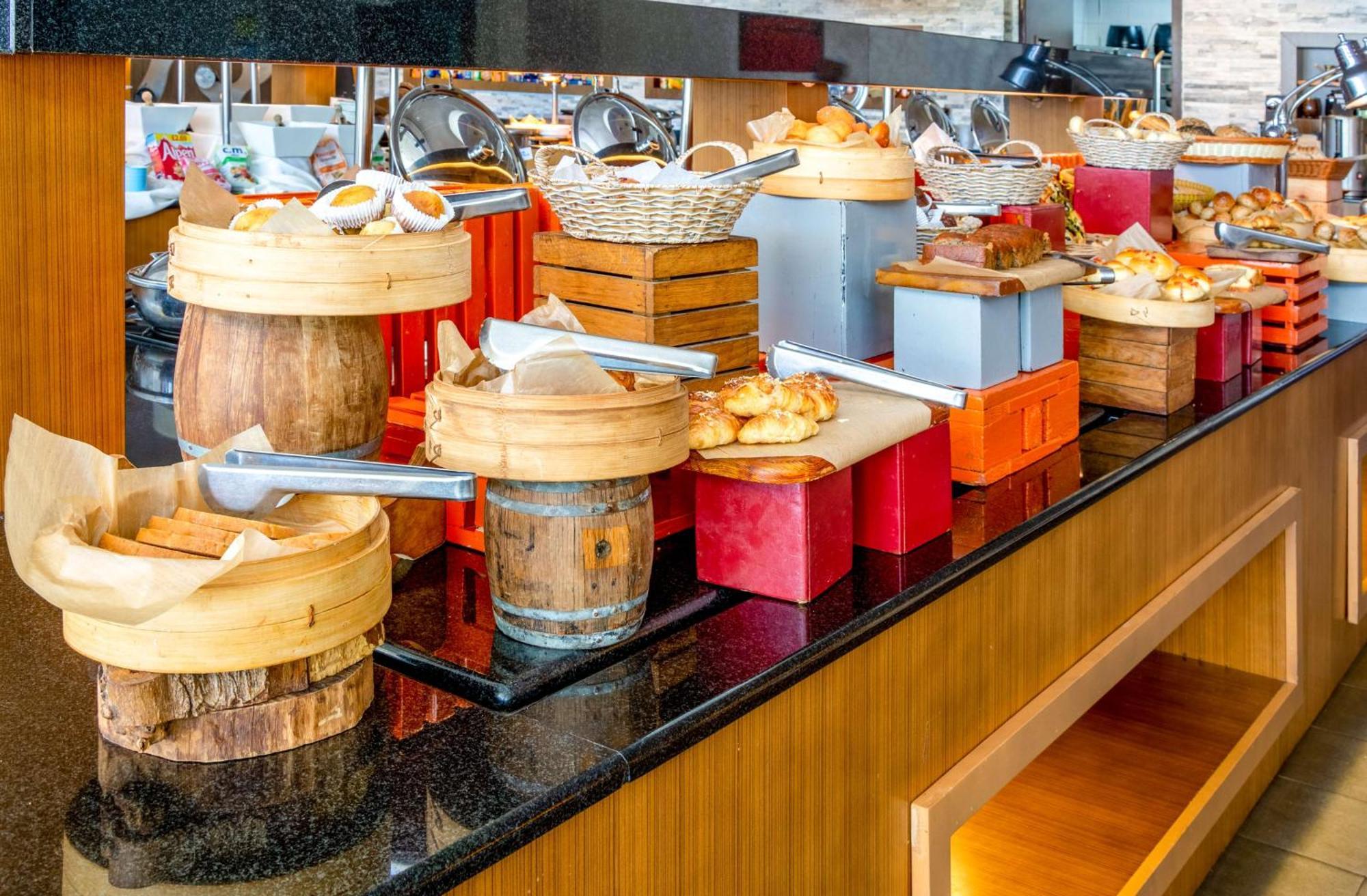 Radisson Blu Hotel & Resort, Sohar Exteriör bild A dim sum buffet at a hotel in Singapore