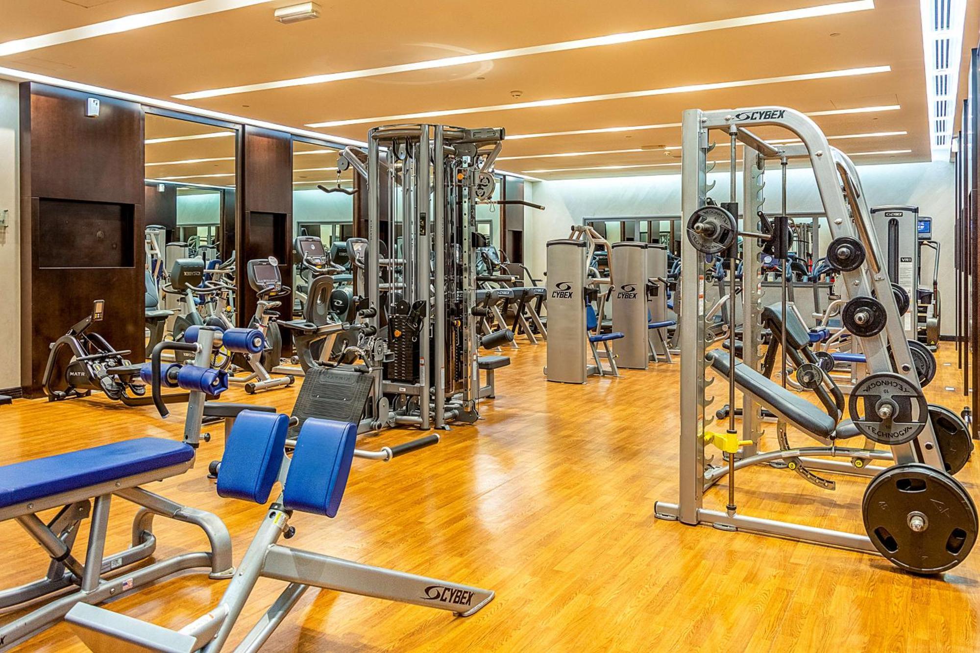 Radisson Blu Hotel & Resort, Sohar Exteriör bild The gym at the hotel