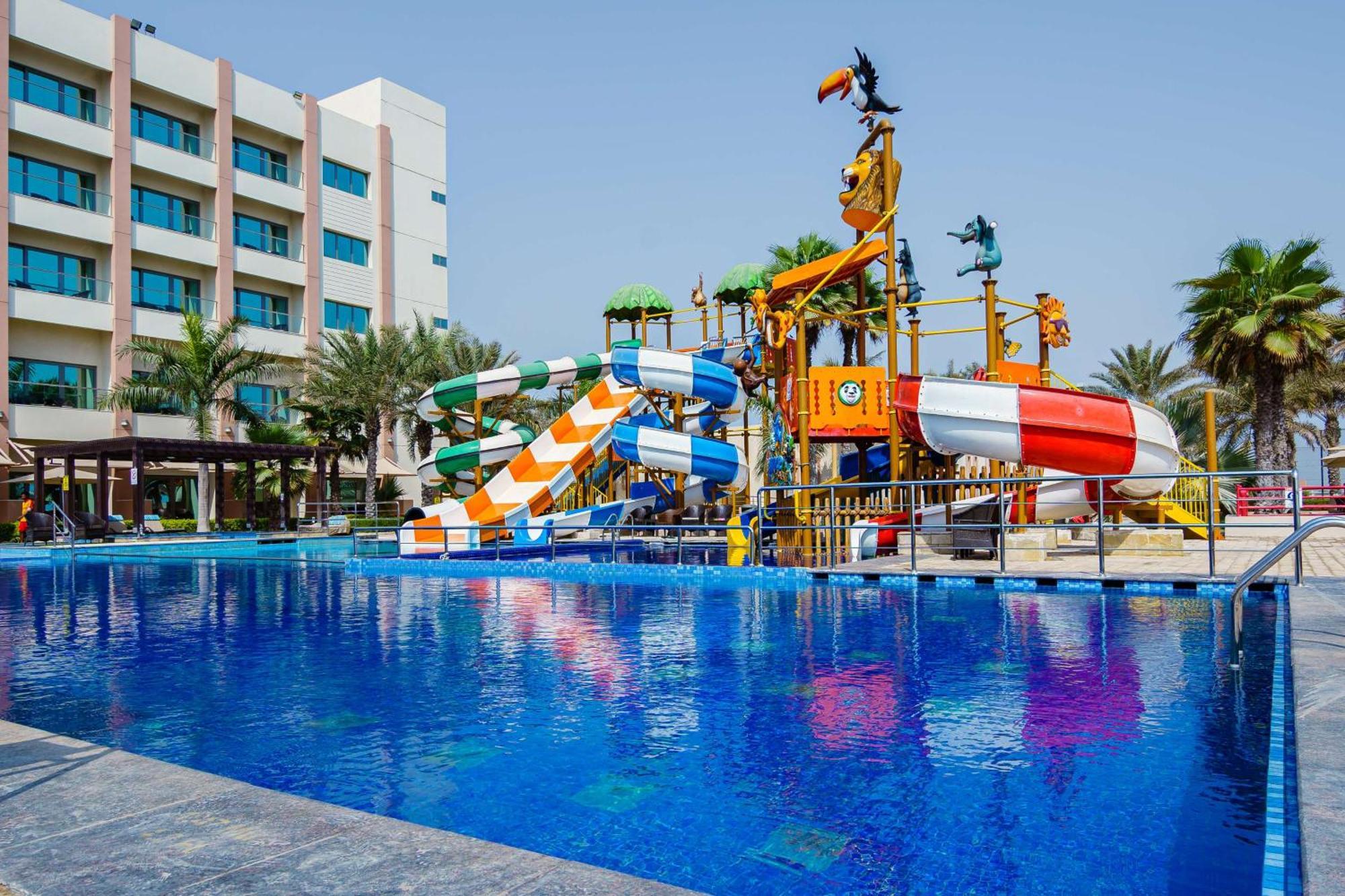 Radisson Blu Hotel & Resort, Sohar Exteriör bild Splash the Sun and Snow Water Park
