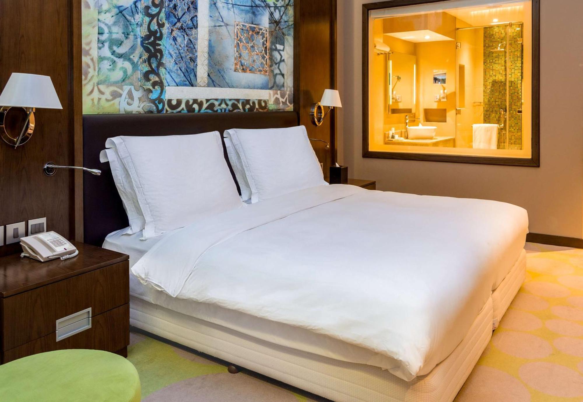 Radisson Blu Hotel & Resort, Sohar Exteriör bild A bedroom at the hotel